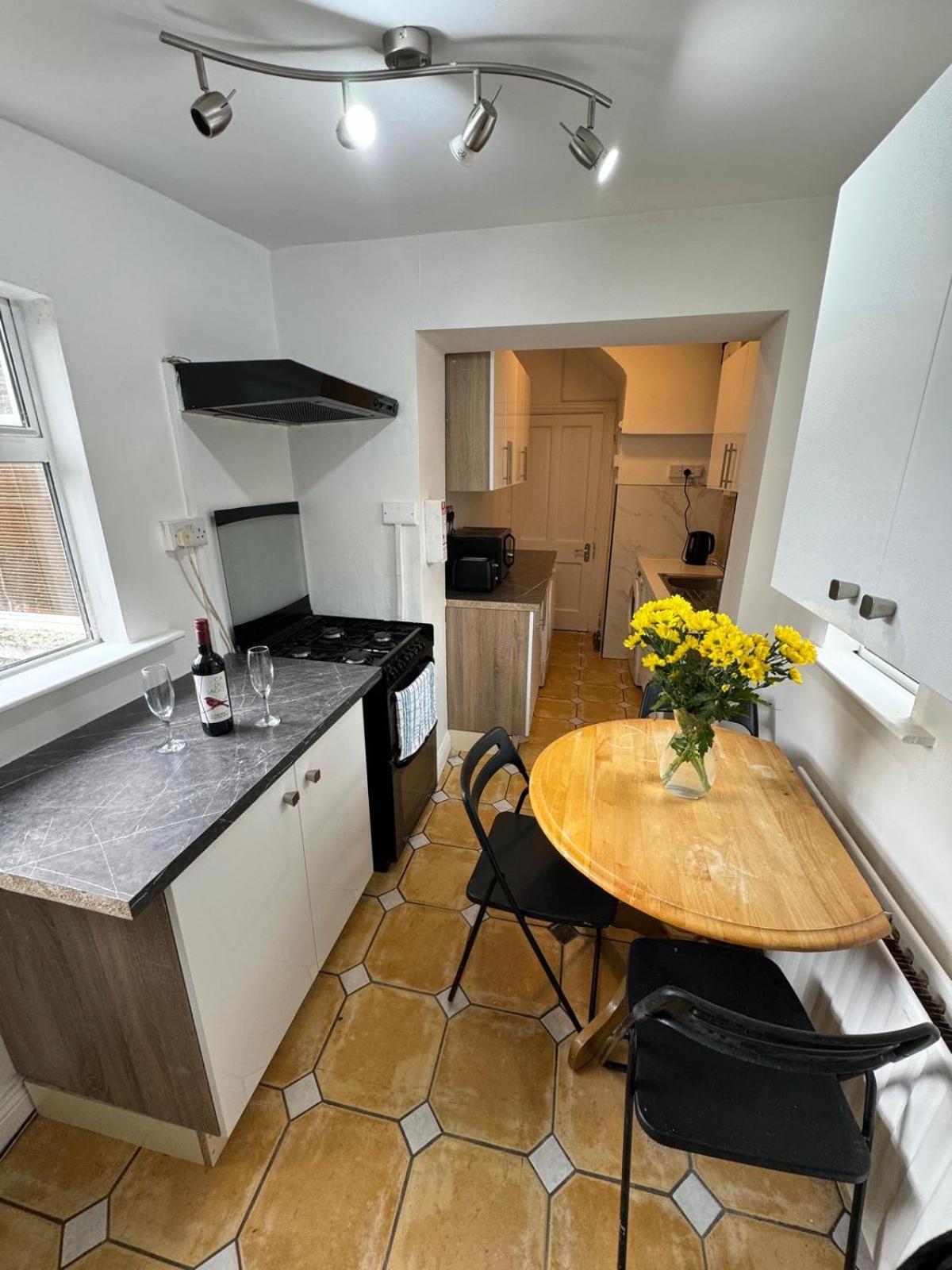 Guest house Nice Triple At 2 Iveragh Rd-7 *