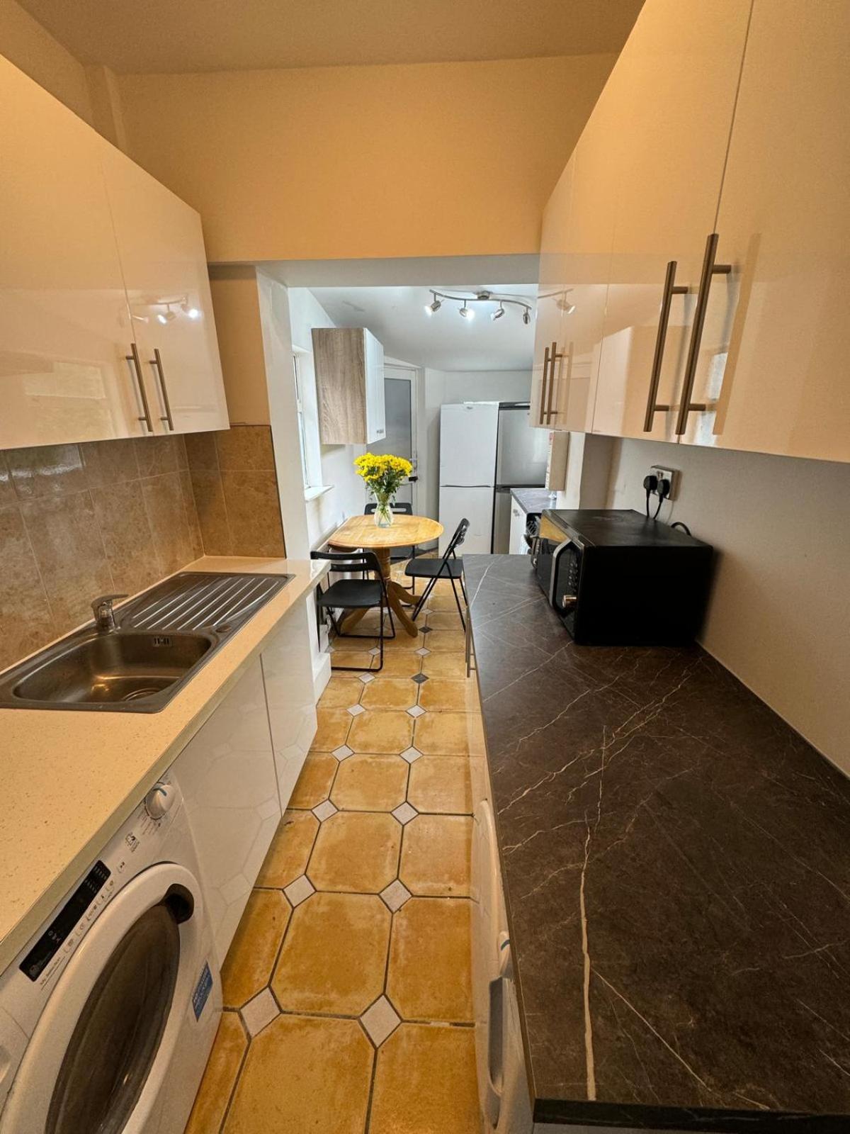 Nice Triple At 2 Iveragh Rd-7 * Dublin